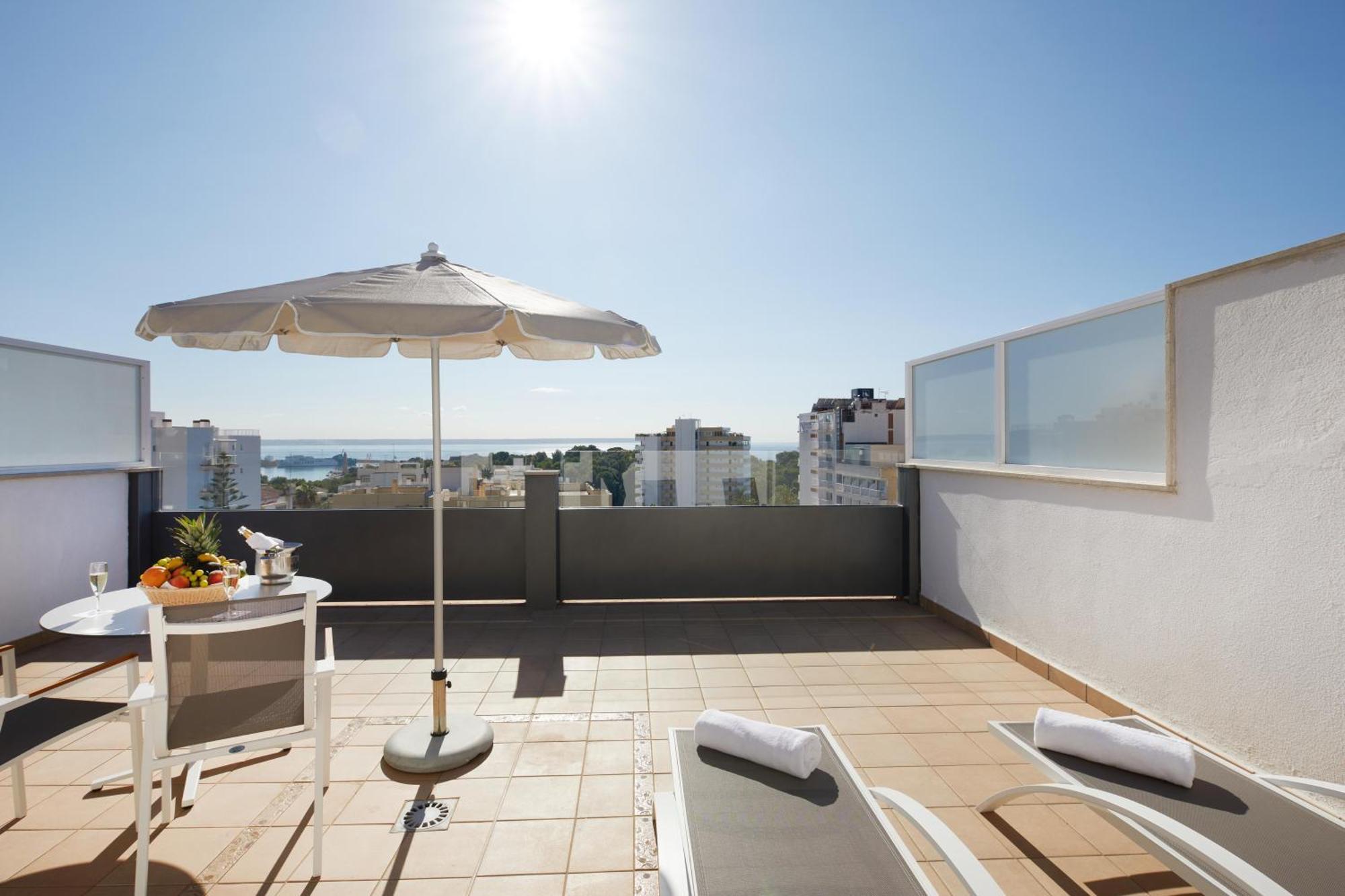 호텔 조안 미로 뮤지엄 팔마데마요르카 외부 사진 A balcony of a room at the hotel