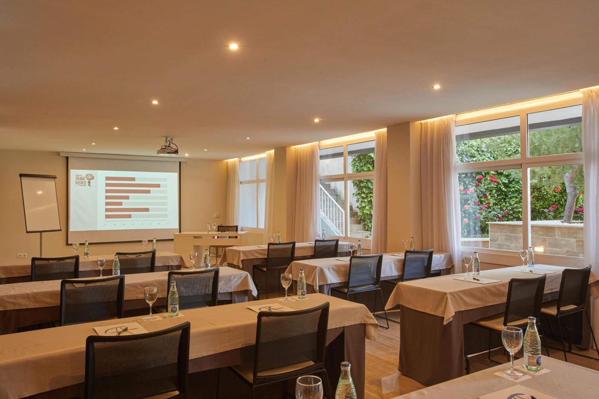 호텔 조안 미로 뮤지엄 팔마데마요르카 외부 사진 The conference room of the hotel