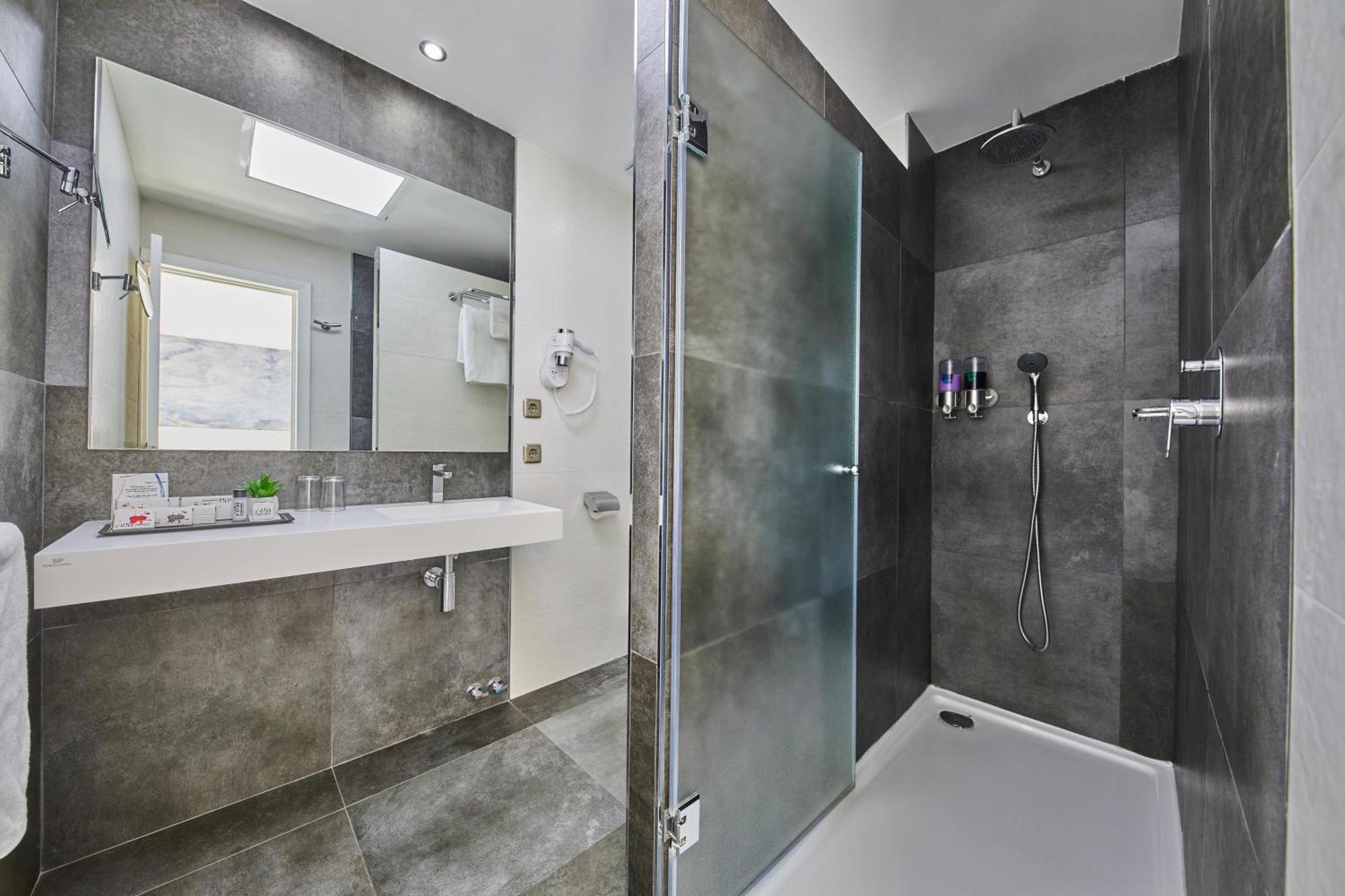 호텔 조안 미로 뮤지엄 팔마데마요르카 외부 사진 A bathroom at the hotel